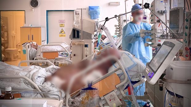 Kvůli nárůstu hospitalizovaných pacientů s covidem-19 na odděleních Kliniky anesteziologie, resuscitace a intenzivní medicíny ve Fakultní nemocnici Ostrava přibývají lůžka