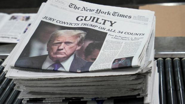„Vinen.“ Klíčové rozhodnutí v případu Donalda Trumpa na titulní straně listu The New York Times