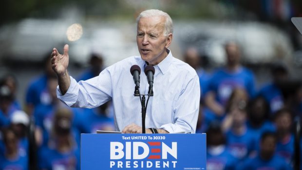 Joe Biden vstupuje do prezidentského klání