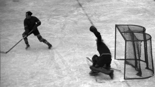 Pořad S mikrofonem za hokejem byl součástí vysílání už v roce 1947 při MS v hokeji