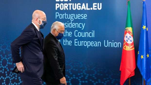 Vlevo předseda Evropské rady Charles Michel a portugalský předseda vlády Antonio Costa na ceremoniálu, který zahajuje portugalské předsednictví v EU