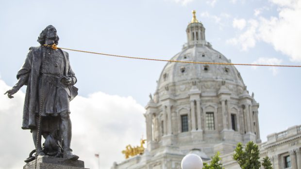 Socha Kryštofa Kolumba v americkém státě Minnesota před sídlem tamní vlády