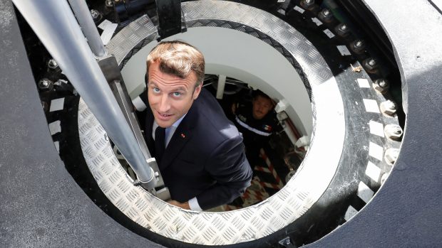 Francouzský prezident Emmanuel Macron po prohlídce jaderné ponorky Suffren