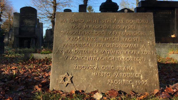 Deska původně umístěná na Domě služeb je nyní uschována na pardubickém židovském hřbitově