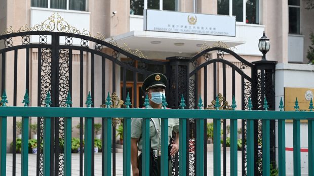 Čínský voják hlídá velvyslanectví Afghánistánu v Pekingu