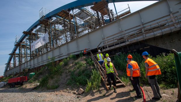 Vysouvání nového železničního mostu přes Labe v Pardubicích