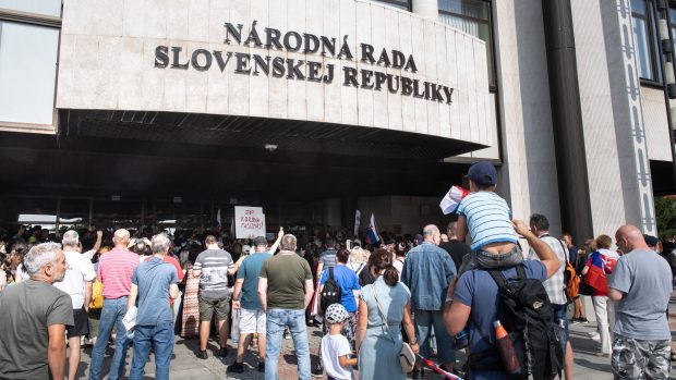 Demonstrace před budovou slovenského parlamentu