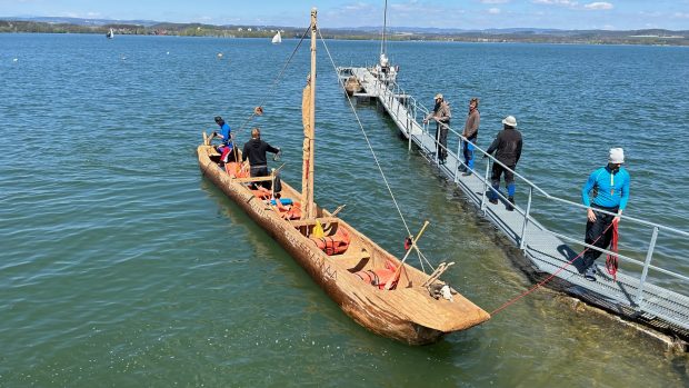 Skupina experimentálních archeologů znovu vyzkoušela na přehradní nádrži Rozkoš u České Skalice čluny vydlabané z jednoho kusu dřeva