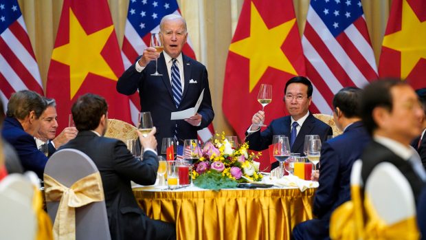 Joe Biden na návštěvě Vietnamu, po jeho levici vietnamský prezident Vo Van Thuong