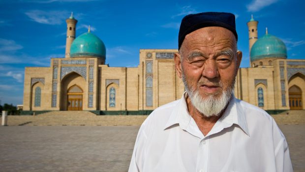 Uzbek před komplexem Hazrati Imam v Taškentu