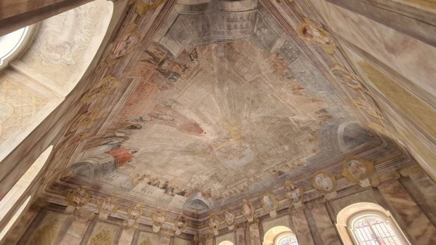 Restaurátoři na stěnách a stropě na Nové radnici odkryli velkou fresku s vyobrazeným zasedáním moravského zemského soudu