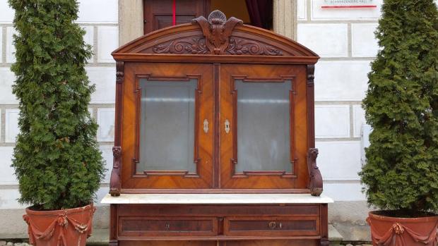 Zhruba 200 let starý příborník je prvním kusem nábytku, který se 65 let po rozprodeji majetku vrátil na zámek v Třeboni