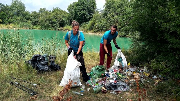 Michaela a Jiří Dolanovi s dalšími dobrovolníky uklidili Vápenku v Lahošti na Teplicku