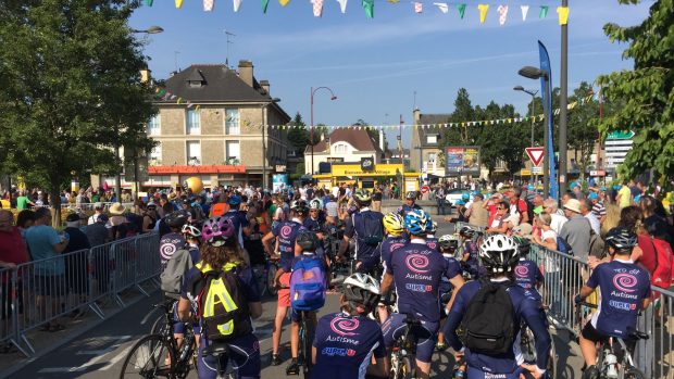 Jezdci před startem sedmé etapy Tour de France v Fougére do Chartre.