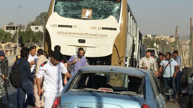 Silniční bomba zasáhla v Egyptě turistický autobus v blízkosti pyramidy v Gíze