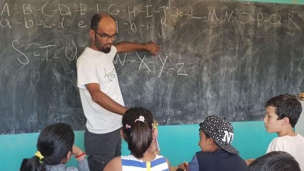 Ve třídách se děti učí různé předměty ve svých rodných jazycích: v arabštině, dárí, kurdštině nebo konžské francouzštině.