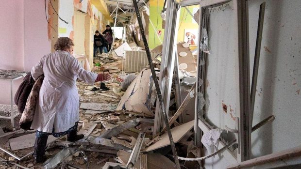 Rozbombardovaná nemocnice na Ukrajině