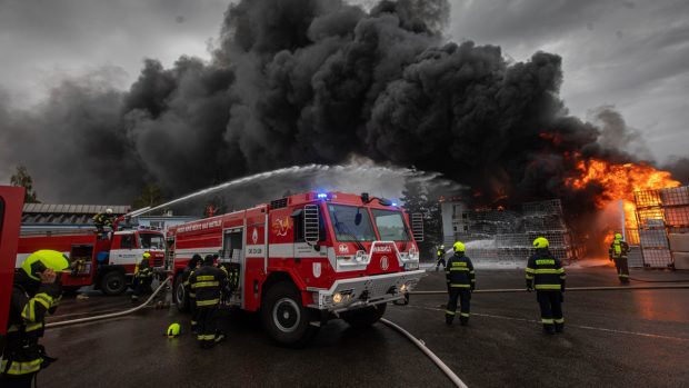 Požár v průmyslovém areálu v Novém Městě nad Metují