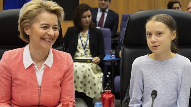 Předsedkyně Evropské komise Ursula von der Leyenová (vlevo) a Greta Thunbergová (vpravo)