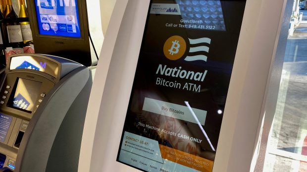 Bankomat na bitcoiny na čerpací stanici v Los Angeles v Kalifornii