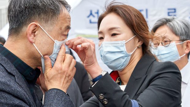 Jihokorejská ministryně zdravotnictví Park Neung-hoo během návštěvy lékařského centra Boramae v Soulu. Jižní Korea dosud hlásí čtyři nakažené koronavirem