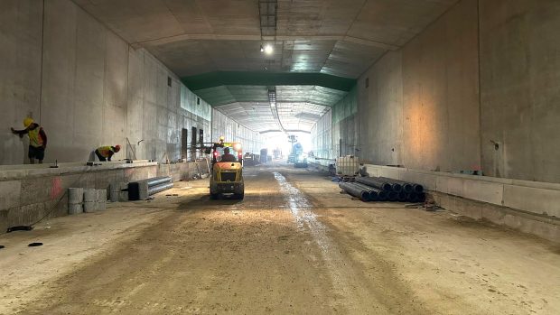 Hrubá konstrukce bezmála kilometr dlouhého dálničního tunelu Pohůrka v Českých Budějovicích je hotová