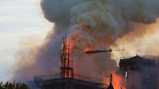 Pařížská katedrála Notre-Dame v plamenech