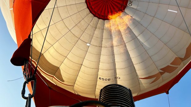 Horkovzdušné balony zaplnily nebe nad vodní nádrží Rozkoš