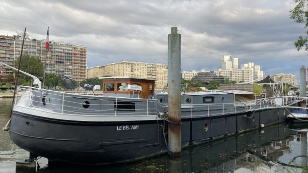 Christianova loď Le Bel Ami kotví v oblasti Boulogne na okraji Paříže