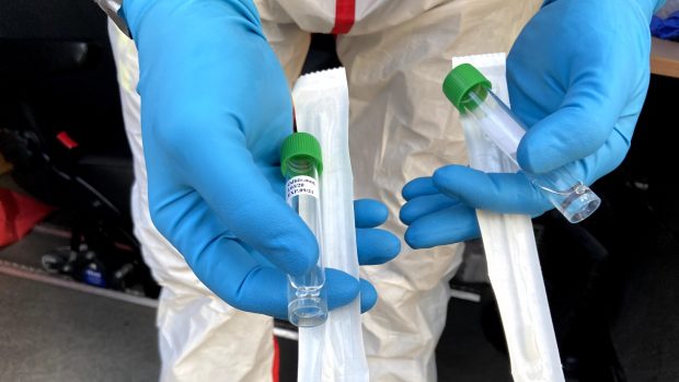 Zdravotníci získávají vzorky od potenciálně nakažených koronavirem v jejich domácím prostředí