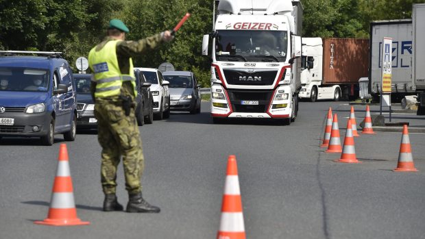 Češi a Slováci mohou mezi zeměmi cestovat bez předložení testu na covid-19 a bez karantény, pokud se vrátí zpět do své země do 48 hodin