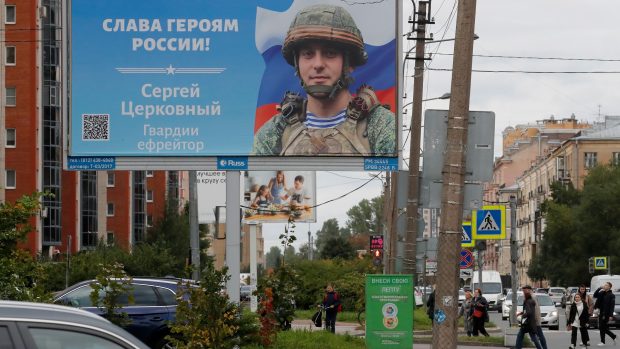 Billboard v ruském Petrohradě s nápisem Sláva hrdinům Ruska
