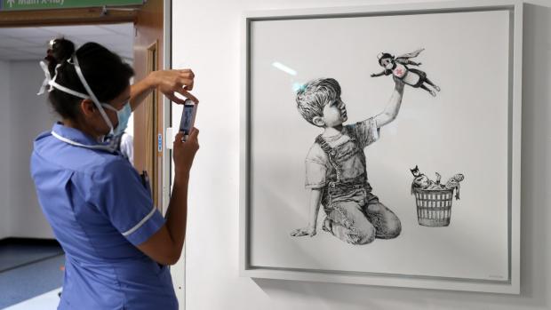 Britský umělec vystupující pod jménem Banksy vyjádřil dík zdravotníkům