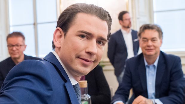 Šéf rakouských lidovců Sebastian Kurz (vlevo). V pozadí sedí budoucí vicekancléř a šéf Zelených Werner Kogler