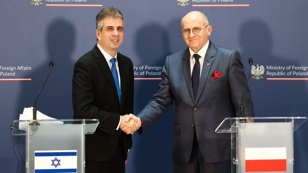 Izraelský ministr zahraničních věcí Eli Cohen a polský ministr zahraničních věcí Zbigniew Rau ve Varšavě