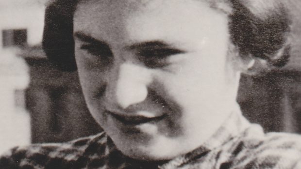 Dvanáctiletá Brigita Bakovská (tehdy Steinová) přžed odjezdem do Terezína