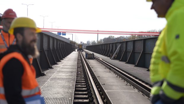 150 metrů dlouhý most přesunuli dělníci o 18 metrů. Na provizorním místě bude sloužit, než se postaví nový most