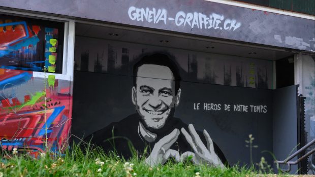 Graffiti na podporu Alexeje Navalného v Ženevě s nápisem Hrdina naší doby