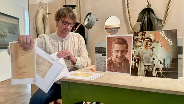Ústecký historik Martin Krsek s dokumenty o službě Felixe Holzmanna v armádě Třetí říše