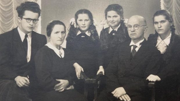 Rodina Drahoslavy Rút Nývltové v Trmicích u Ústí nad Labem v roce 1948 (už i s bratrem, který se účastnil bojů o osvobození ČSR)