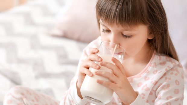 Pomáhá sklenice mléka k lepšímu usínání?