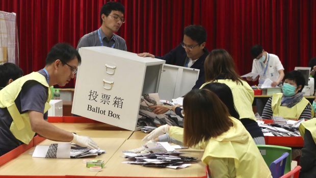 Střety v ulicích, při nichž se těžko dají počítat stoupenci jedné či druhé strany, nyní v Hongkongu přerušily místní volby.