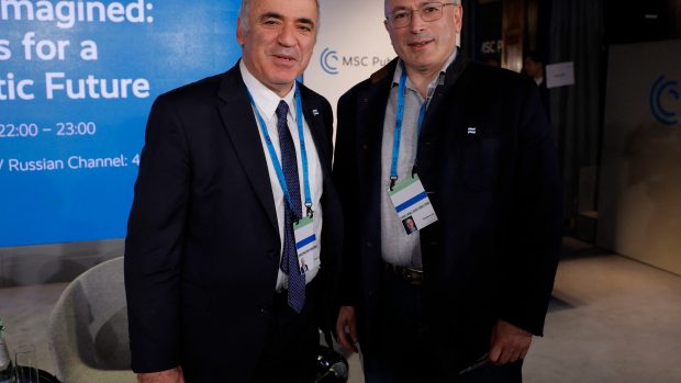Garri Kasparov (vlevo) a Michail Chodorkovskij