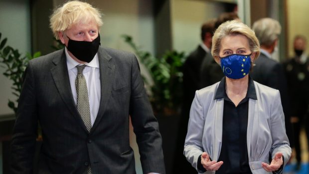 Boris Johnson a Ursula von der Leyenová během jednání o brexitu