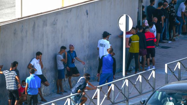Maročané čekají před azylovou kanceláří ve španělské Ceutě
