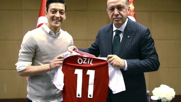 Fotbalista Mesut Özil a turecký prezident Recep Tayyip Erdogan