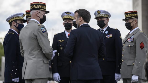 Francouzský prezident Emmanuel Macron uprostřed velitelů francouzské armády během ceremoniálu k 76. výročí konce druhé světové války