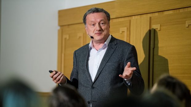 Jan Konvalinka, prorektor Univerzity Karlovy pro vědu a výzkum a vedoucí výzkumné skupiny na Ústavu organické chemie a biochemie Akademie věd