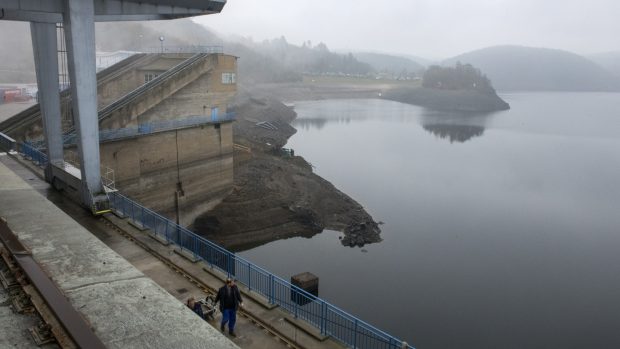 Povodí Vltavy modernizuje lodní výtah na hrázi Orlické přehrady. Hladina je snížena o 10 výškových metrů, 4 metry dílem sucha a dalších 6 metrů kvůli stavebním pracem.