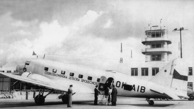 Letoun Douglas DC-2 Československé letecké společnosti v pražské Ruzyni